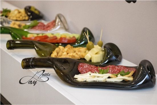 Wine bottle plate