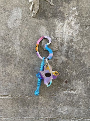 Carabiner for keys with a shuriken flower keychain